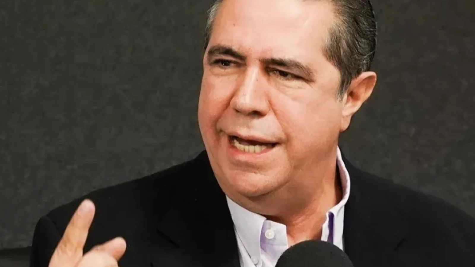 Francisco Javier García conversa frente a un micrófono en un espacio de entrevista.